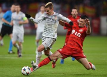 Antoine Griezmann con Emir Spahic.