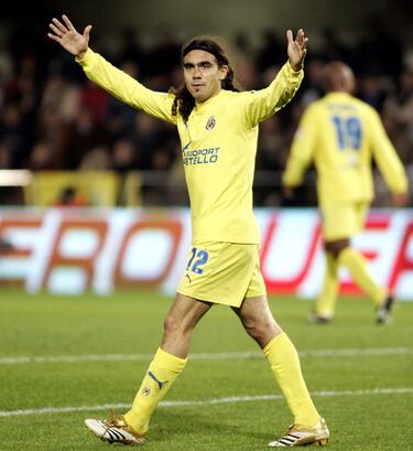 En 2004 fichó por el equipo amarillo, donde coincidió con grandes jugadores como Riquelme o Forlán. Con sus buenas actuaciones sobre el terreno de juego, el Villarreal logró clasificarse por primera vez en la Champions League. 