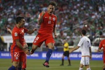 El jugador de la seleccion chilena Eduardo Vargas, centro, celebra su gol contra Mexico durante el partido de cuartos de final de la Copa Centenario disputado en el estadio Levi's de Santa Clara, Estados Unidos.