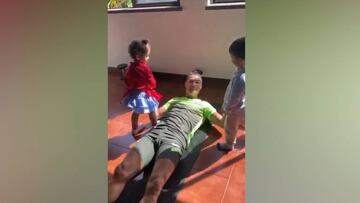 Cristiano machacándose a abdominales y llegan sus hijos: ojo a lo que hace con la niña