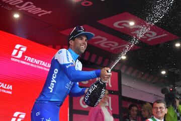 Michael Matthews del equipo Jayco Alula celebrando en el podio su victoria en la tercera etapa.