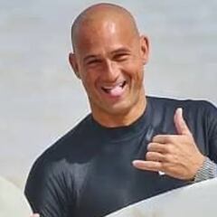 Muere un surfista al chocar con un embarcadero