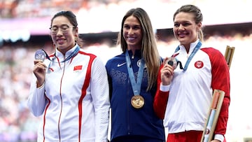 Saint-denis (France), 06/08/2024.- (from L) Silver medalist Feng Bin of China, gold medalist Valarie Allman of the USA and bronze medalist Sandra Elkasevic of Croatia during the medal ceremony for the Women Discus Throw of the Athletics competitions in the Paris 2024 Olympic Games, at the Stade de France stadium in Saint Denis, France, 06 August 2024. (Croacia, Francia) EFE/EPA/ANNA SZILAGYI