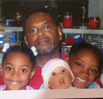  Esta es Simone junto a su hermana Adria Biles y su padre, cuando ambas tenían tan solo unos pocos años de edad. 