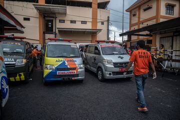 Funcionarios preparan ambulancias en un hospital en Malang, Java Oriental.
