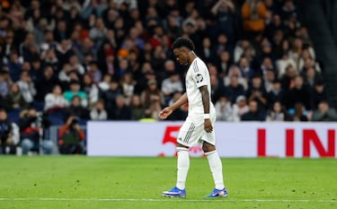 Pasaban los 84 minutos de encuentro cuando el jugador brasileño del Real Madrid fue sustituido en reemplazo de Gonzalo. La grada del Bernabéu la emprendió contra él. Durante su caminata hacia el banquillo, una que protagonizó sin hacer gestos. Serio, casi al margen de lo que estaba sucediendo; aunque eso era imposible. Hubo pitada. Y fue como ninguna.