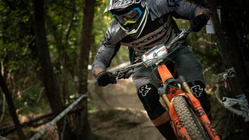 El piloto de MTB español Edgar Carballo en uno de los tramos de la prueba de Pietra Ligure (Italia) de la EWS-E.