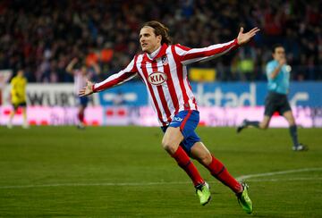 Leyenda del Atlético de Madrid. Fichó por el club madrileño en 2007 procedente del Villarreal con la difícil misión de hacer olvidar a Fernando Torres que se acababa de marchar al Liverpool. Lo consiguió a base de muchos goles y golazos. El uruguayo formó una dupla inolvidable con Sergio "El Kun" Agüero en la delantera rojiblanca. Consiguió la Bota de Oro en 2009 con 32 goles en Liga. Autor del gol que le dio la Europa League al Atlético de Madrid, primer título para los colchoneros desde 1996. En total Forlán anotó 96 goles en 198 partidos en el Atlético.