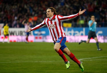 Leyenda del Atlético de Madrid. Fichó por el club madrileño en 2007 procedente del Villarreal con la difícil misión de hacer olvidar a Fernando Torres que se acababa de marchar al Liverpool. Lo consiguió a base de muchos goles y golazos. El uruguayo formó una dupla inolvidable con Sergio "El Kun" Agüero en la delantera rojiblanca. Consiguió la Bota de Oro en 2009 con 32 goles en Liga. Autor del gol que le dio la Europa League al Atlético de Madrid, primer título para los colchoneros desde 1996. En total Forlán anotó 96 goles en 198 partidos en el Atlético.