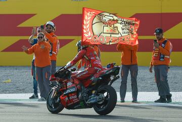 Pecco Bagnaia saluda tras ganar la carrera y proclamarse campeón del mundo en el circuito "Ricardo Tormo" en Cheste (Valencia)
