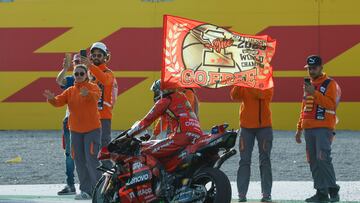 GRAFCVA7040. CHESTE (VALENCIA), 26/11/2023.- El piloto italiano de Moto GP, Pecco Bagnaia , saluda tras ganar la carrera y proclamarse campeón del mundo en el circuito "Ricardo Tormo" en Cheste (Valencia). EFE/ Biel Aliño
