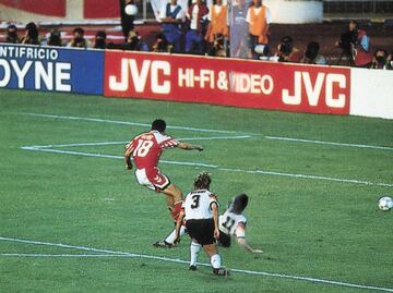 El excentrocampista del Br?ndby es uno de los protagonistas m¨¢s singulares en la historia de la Eurocopa. En primer lugar, porque su selecci¨®n no se hab¨ªa clasificado para la fase final en un primer momento: debido a la llamada Guerra de los Balcanes, Yugoslavia fue expulsada del torneo y esa plaza la ocupar¨ªa Dinamarca, que hab¨ªa acabado por detr¨¢s de los yugoslavos en la fase de clasificaci¨®n para el torneo europeo. Vilfort anotar¨ªa en la final su ¨²nico gol del torneo: estuvo viajando de Suecia a Dinamarca durante todo el torneo porque ten¨ªa a una hija ingresada en un hospital, ten¨ªa leucemia (poco despu¨¦s fallecer¨ªa). Vilfort siempre crey¨® que Dinamarca ganar¨ªa el torneo. Y lo hicieron. Gracias en parte a ese gol de Vilfort.