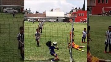 Vídeo: Mini ‘Memo’ Ochoa se hace viral por hacer cuatro atajadas consecutivas
