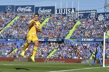 Es un pase -o patadón- de Ter Stegen casi desde su propia área que pasa por encima de la defensa y llega a Luis Suárez. El delantero corre, ve adelantado a Soria y define de primeras picándola sobre el portero. Es una barbaridad el pase de Ter Stegen, que