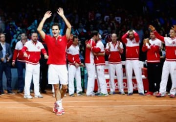 Roger Federer celebra tras vencer a Richard Gasquet para el primer título de Suiza en Copa Davis.