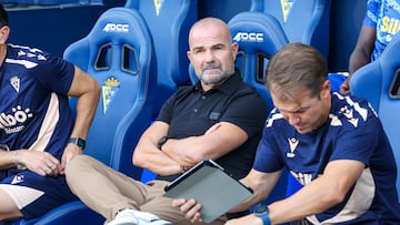 Paco López en el banquillo del Nuevo Mirandilla antes de la disputa de la jornada 3 frente al Tenerife.