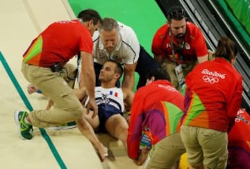 El gimnasta francés se fracturó la tibia de su pierna izquierda tras un mal salto. Sus compañeros no lo pedían creer. La peor imagen de Río 2016.