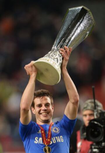 César Azpilicueta con el trofeo de la Europa League.