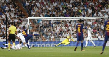 Keylor Navas detiene un tiro de Messi.