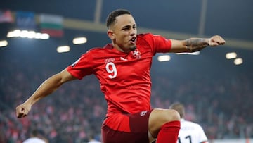 Okafor celebra el primer gol de Suiza contra Bulgaria.