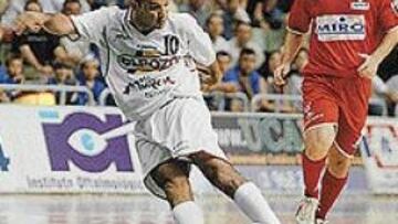 <b>TOMA VENTAJA.</B> Lenisio, autor de dos goles, fue el mejor jugador de ElPozo ante el Miró Martorell.