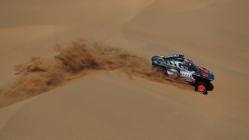 Rallying - Dakar Rally - Stage 3 - Al Duwadimi to Al Salamiya - Saudi Arabia - January 8, 2023  Team Audi Sport's Carlos Sainz and co-driver Lucas Cruz in action during stage 3 REUTERS/Hamad I Mohammed