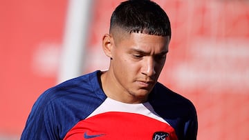 Nahuel Molina, durante un entrenamiento del Atlético.