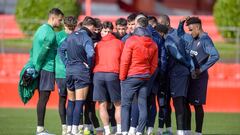 24-02-24. GIJÓN. JUGADORES DEL SPORTING HACEN PIÑA DURANTE EL ENTRENAMIENTO EN MAREO.