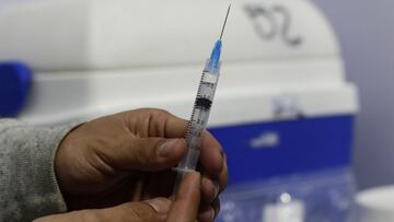 Santiago, 3 de agosto de 2021
Jovenes y rezagados llegan hasta el vacunatorio del estadio bicentenario de La Florida par recibir la inoculación contra el covid-19
Javier Salvo/Aton Chile