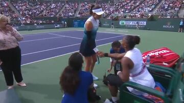 El detalle de Muguruza con una Serena Williams mareada