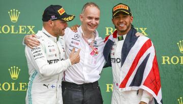 John Owen, dise&ntilde;ador jefe de Mercedes F1, entre Bottas y Hamilton.