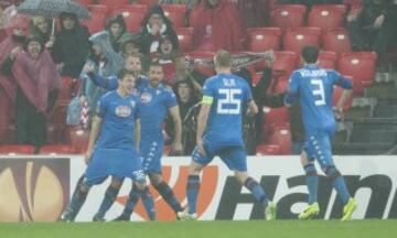 1-2. El argentino Maxi López celebró el segundo tanto con sus compañeros.