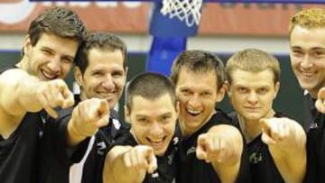<b>SEIS SUPERVIVIENTES. </b>Banic, Vázquez, Salgado, Blums, Seibutis y Markota, del Bilbao Basket, apuntan a un título que rozaron en 2009.
