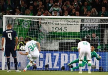 Wolfsburg's Swiss defender Ricardo Rodriguez (2nd L) scores from the penalty spot past Real Madrid's Costa Rican goalkeeper Keylor Navas (R) during the UEFA Champions League quarter-final