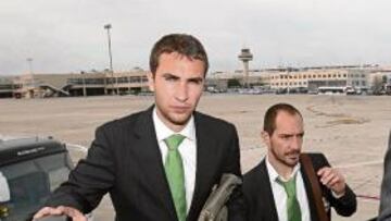 <b>CARIACONTECIDOS. </b>Ayoze y Munitis subiendo al avión que les trajo de vuelta desde Mallorca.