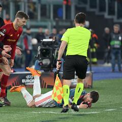 Mexico striker Santi Giménez involved as Jose Mourinho’s assistant sent off in Roma vs Feyenoord clash