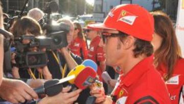 Fernando Alonso responde a los periodistas en un acto de Shell.