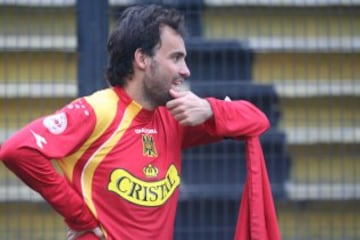 José Luis Sierra conservó barba durante toda su carrera y la ha mantenido hasta ahora. 