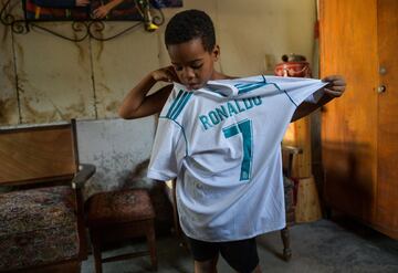 En la fotografía un niño cubano equipándose con una elástica del Real Madrid y con el nombre de Cristiano Ronaldo a la espalda.