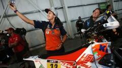 PARA EL RECUERDO. Laia Sanz haciéndose un ‘selfie’ con su KTM con la que pasará muchas horas en los próximos días en el Dakar.