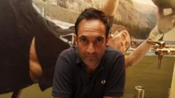 <b>EN SU NEGOCIO. </b>Fernando Maestro posó para AS en Xtro, su cervecería en Alcoy.