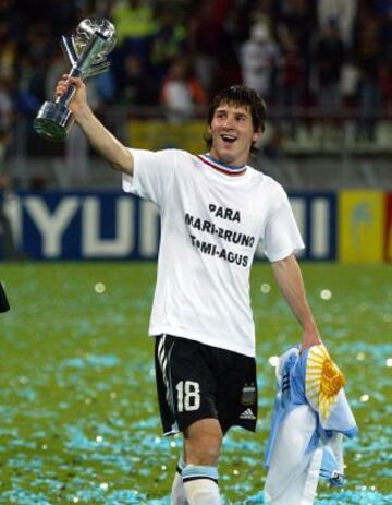 Messi con el trofeo de campeones de la Copa Mundial de Fútbol Juvenil de la FIFA Países Bajos 2005 tras ganar en la final a Nigeria por 2-1.