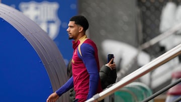 GRAFCAT9945. SANT JOAN DESPÍ (BARCELONA) (ESPAÑA), 16/02/2024.-El defensa uruguayo del FC Barcelona, Ronald Araujo,, durante el entrenamiento que realiza la plantilla barcelonista para preparar el partido de liga que disputarán mañana ante el Real Club Celta de Vigo en el estadio de Balaídos.EFE/ Alejandro García
