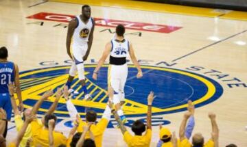 Stephen Curry y Draymond Green celebran la victoria en el séptimo partido ante Oklahoma City Thunder.