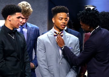 De'Aaron Fox coloca la pajarita de Markelle Fultz para la foto de familia de los jugadores elegidos en el Draft 2017 de la NBA.