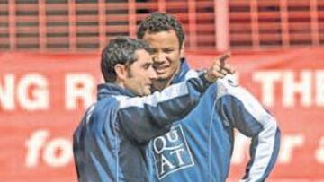 <b>UNA EXPERIENCIA. </b>Los futbolistas de Ernesto Valverde se ejercitaron ayer por la mañana en The Oval, el viejo estado del Glentoran. Después de sudar un rato, los futbolistas se fueron al aeropuerto, donde tuvieron que pasar uno tras otro para recibir la tarjeta de embarque. El material volvió a ser requisado y llegó más tarde al hotel de concentración del equipo, en Ashby.