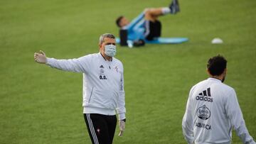 Óscar dirige un entrenamiento del Celta con una mascarilla protectora.