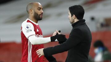 Soccer Football - Premier League - Arsenal v Chelsea - Emirates Stadium, London, Britain - December 26, 2020 Arsenal's Alexandre Lacazette with manager Mikel Arteta after being substituted Pool via REUTERS/Andrew Boyers EDITORIAL USE ONLY. No use wit