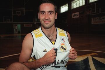 El base donostiarra llegó a la cantera del Real Madrid en juveniles (1988-89), pero después pasó a la del Barça donde debutó en la temporada 1990-91. Estuvo en la Ciudad Condal hasta 1996 y allí ganó dos Ligas (1995 y 1996) y dos Copas (1991 y 1994). Desp