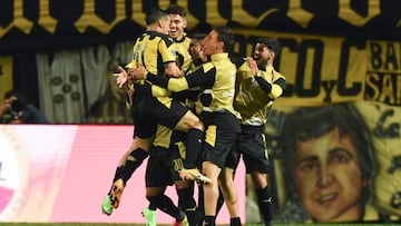 AMDEP8743. MONTEVIDEO (URUGUAY), 18/08/2021.- Jugadores de Pe&ntilde;arol celebran un gol de Jes&uacute;s Trindade hoy, en un partido de los cuartos de final de la Copa Sudamericana entre Pe&ntilde;arol y Sporting Cristal en el estadio Campe&oacute;n del 